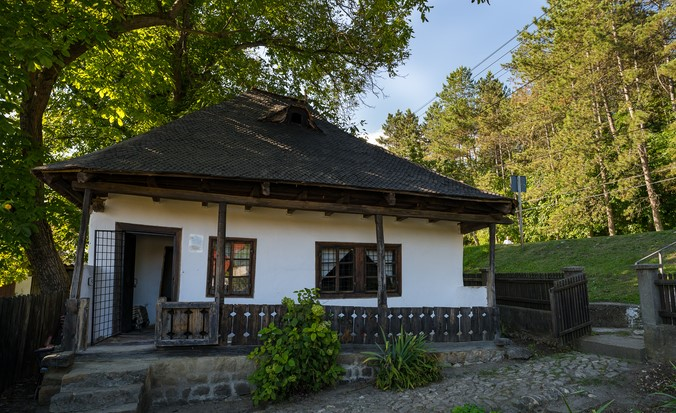 Casa memorială Moș Ion Roată, locuință tradițională din Vrancea, amenajată ca muzeu.