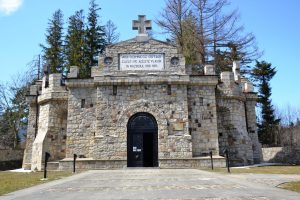 Mausoleul Eroilor din Soveja, monument din piatră dedicat ostașilor căzuți în Primul Război Mondial.