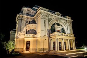 Teatrul Municipal Maior Gheorghe Pastia din Focșani, clădire istorică iluminată pe timp de noapte.